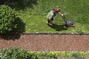 Man mowing the lawn - MIDF000508