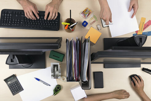 Three people working on desk - MIDF000509