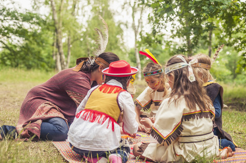 Deutschland, Sachsen, Indianer und Cowboyparty, Mädchen basteln mit Perlen, lizenzfreies Stockfoto