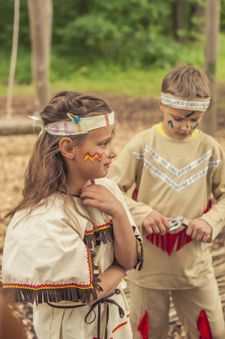 Deutschland, Sachsen, Indianer und Cowboyparty, Kinder in Verkleidung, lizenzfreies Stockfoto