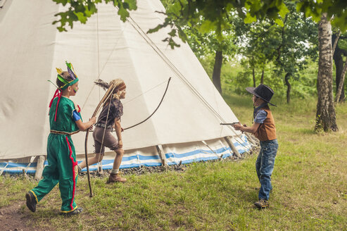 Deutschland, Sachsen, Indianer und Cowboyparty, Jungen spielen mit Pfeil und Bogen - MJF001643