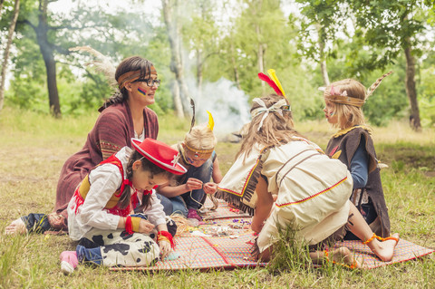 Deutschland, Sachsen, Indianer und Cowboyparty, Mädchen basteln mit Perlen, lizenzfreies Stockfoto