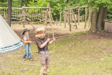 Deutschland, Sachsen, Indianer und Cowboyparty, Jungen spielen mit Pfeil und Bogen - MJF001649