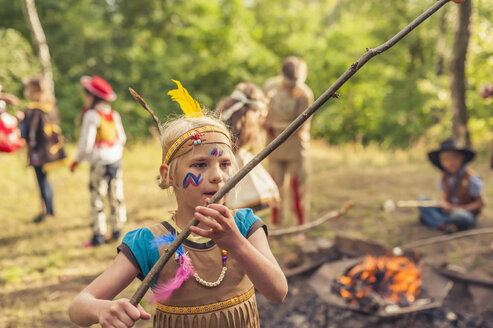 Deutschland, Sachsen, Indianer und Cowboy-Party, Kinder, die Marshmallows auf Stöcken rösten - MJF001662