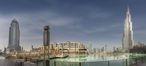 Vereinigte Arabische Emirate, Dubai, Panoramablick auf Burj Khalifa, Burj Khalifa See, Souk Al Bahar und The Adress, lizenzfreies Stockfoto