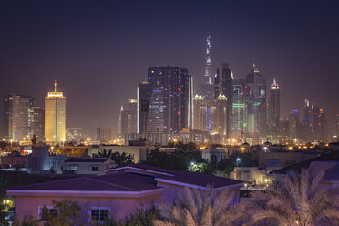 Vereinigte Arabische Emirate, Dubai, Blick auf die Skyline von Downtown Dubai mit Burj Khalifa bei Nacht - NKF000279