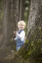 Kleiner Junge mit Ast im Wald - MFRF000233