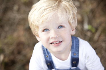 Porträt eines lächelnden kleinen Jungen - MFRF000238