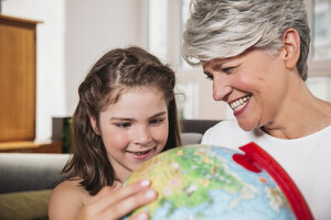 Mädchen und ihre Großmutter mit einem Globus - MFF001691