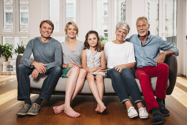 Gruppenbild einer Familie mit drei Generationen, die auf einer Couch sitzt - MFF001749