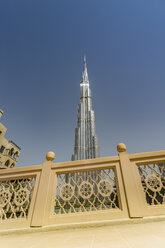 United Arab Emirates, Dubai, Burj Khalifa seen from the Souk al Bahar bridge - NKF000262