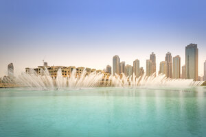 Vereinigte Arabische Emirate, Dubai, Springbrunnen im Burj Khalifa See mit Souk Al Bahar - NKF000263