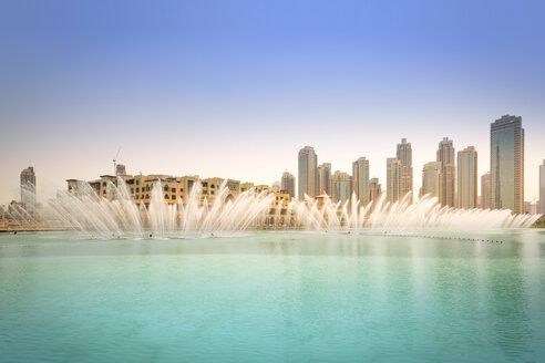 Vereinigte Arabische Emirate, Dubai, Springbrunnen im Burj Khalifa See mit Souk Al Bahar - NKF000263