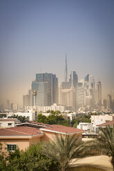 Vereinigte Arabische Emirate, Dubai, Skyline von Downtown Dubai im leichten Sandsturm - NKF000264