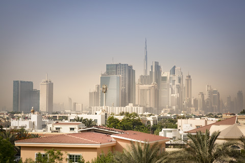 Vereinigte Arabische Emirate, Dubai, Skyline von Downtown Dubai im leichten Sandsturm, lizenzfreies Stockfoto