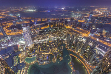 Vereinigte Arabische Emirate, Dubai, Luftaufnahme vom Burj Khalifa über den Burj Khalifa See, Souk Al Bahar und den Dubai Creek bei Nacht - NKF000265