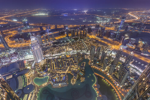 Vereinigte Arabische Emirate, Dubai, Luftaufnahme vom Burj Khalifa über den Burj Khalifa See, Souk Al Bahar und den Dubai Creek bei Nacht - NKF000265