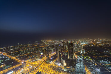 Vereinigte Arabische Emirate, Dubai, Blick über die Sheikh Zayed Road bei Nacht - NKF000268