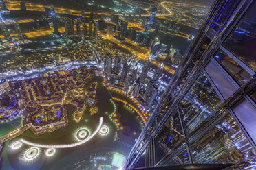 Vereinigte Arabische Emirate, Dubai, Springbrunnen im Burj Khalifa See mit Souk Al Bahar vom Burj Khalifa aus gesehen bei Nacht - NKF000269
