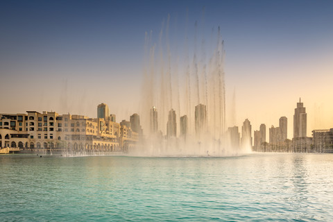 Vereinigte Arabische Emirate, Dubai, Springbrunnen im Burj Khalifa See mit Souk Al Bahar, lizenzfreies Stockfoto