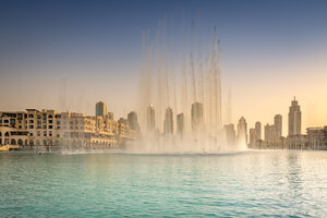 Vereinigte Arabische Emirate, Dubai, Springbrunnen im Burj Khalifa See mit Souk Al Bahar - NKF000281