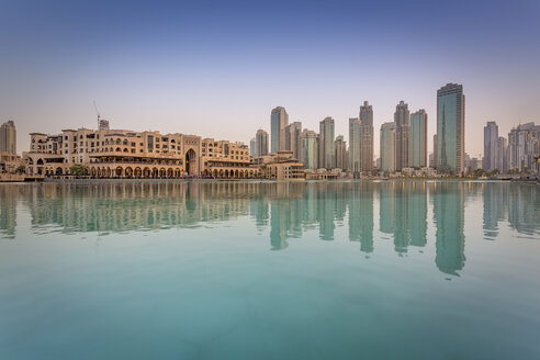 Vereinigte Arabische Emirate, Dubai, Burj Khalifa See und Souk Al Bahar am Abend - NKF000271