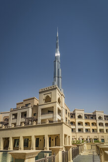 Vereinigte Arabische Emirate, Dubai, Wohngebiet am Souk al Bahar mit Burj Khalifa im Hintergrund - NKF000272