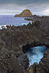 Portugal, Madeira, Blick auf den natürlichen Bogen - FDF000095