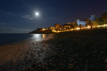 Portugal, Madeira, Küstenstadt, Strand bei Nacht - FDF000113