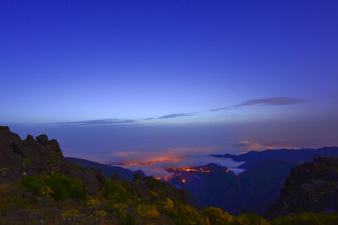 Portugal, Madeira, Blick auf die Atlantikküste, blaue Stunde - FDF000109