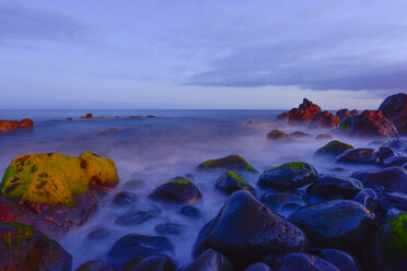 Portugal, Madeira, steinige Küste am Abend - FDF000112