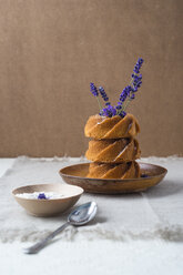 Stapel von drei Minikuchen, bestreut mit Lavendelzucker - MYF001063