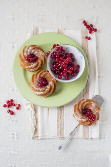 Mini-Kuchen und rote Johannisbeeren - MYF001065