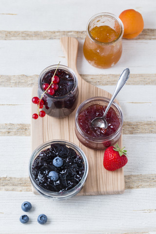 Gläser mit verschiedenen Marmeladen, lizenzfreies Stockfoto