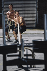 Zwei CrossFit-Sportler beim Seilziehen - MADF000379