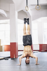 CrossFit athlete doing a headstand - MADF000389