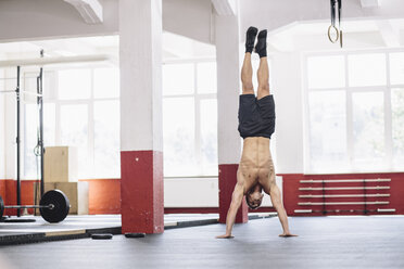 CrossFit athlete doing a handstand - MADF000390