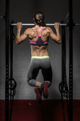 CrossFit athlete doing chin-ups - MADF000405