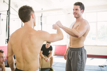 Zwei CrossFit-Sportler beim Faustschlag nach dem Training - MADF000408