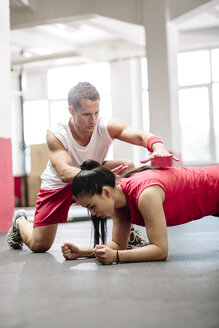 Personal Trainer bei der Arbeit - MADF000364