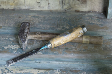 Hammer und Stechbeitel für die Restaurierung - CRF002699