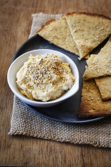 Schale mit Hummus und Fladenbrot auf Jute - EVGF002177