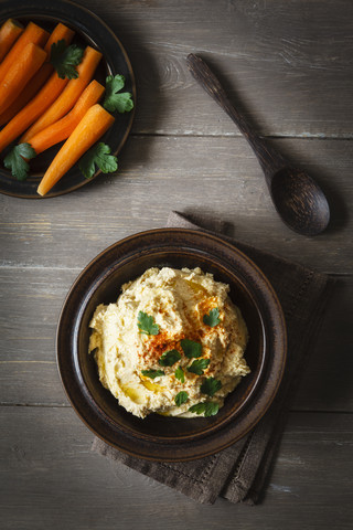 Schüssel mit Hummus und Karotten, lizenzfreies Stockfoto