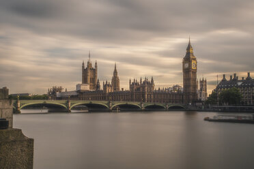 UK, London, Blick auf Westminster Bridge und Palace of Westminster mit Big Ben, Langzeitbelichtung - ZMF000405