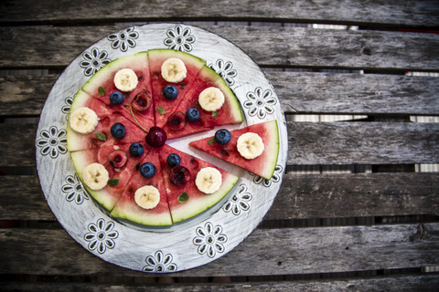 Wassermelonenpizza, Banane, Heidelbeeren, Kirschen, Minze, lizenzfreies Stockfoto