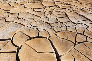 Südamerika, Chile, Trockene, rissige Erde in der Atacama-Wüste - GEMF000252