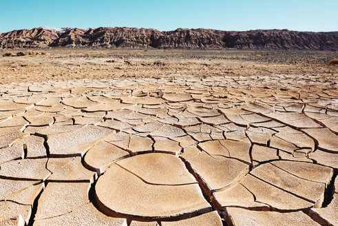 Südamerika, Chile, Trockene, rissige Erde in der Atacama-Wüste - GEMF000253