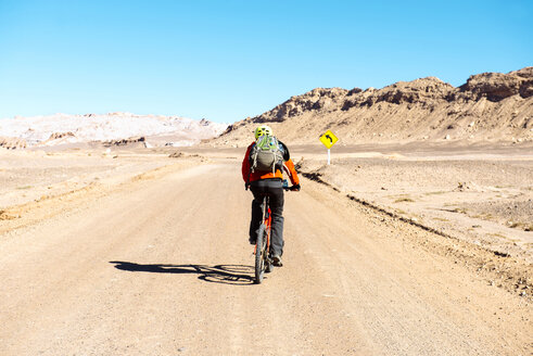 Chile, Mann fährt mit dem Mountainbike durch das Valle de la Luna, Atacama-Wüste - GEMF000262