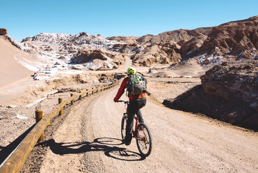 Chile, Mann fährt mit dem Mountainbike durch das Valle de la Luna, Atacama-Wüste - GEMF000255