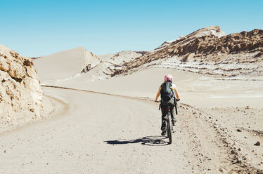 Chile, Frau fährt mit einem Mountainbike durch das Mondtal, Atacama-Wüste - GEMF000257